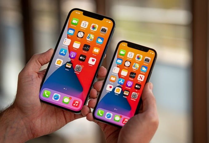 Two iPhone models with rabbit ears screens. Photo: GSMArena