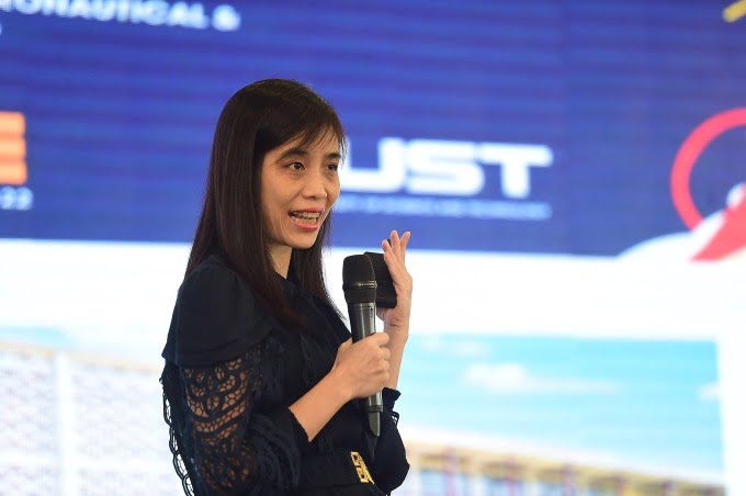 Associate Professor Huynh Thi Thanh Binh, Vice Principal of the School of Information and Communications, Hanoi University of Science and Technology shared about Vietnam's AI human resource problem at the event on the afternoon of September 22. Photo: Thanh Tung