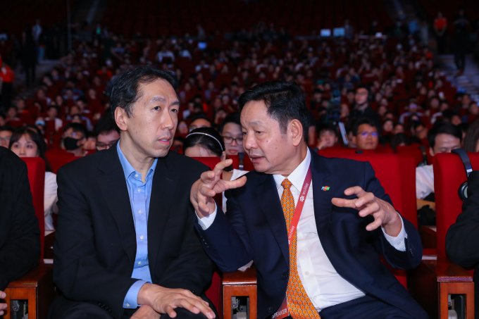 Mr. Andrew NG (left) and Mr. Truong Gia Binh discussed at the event.