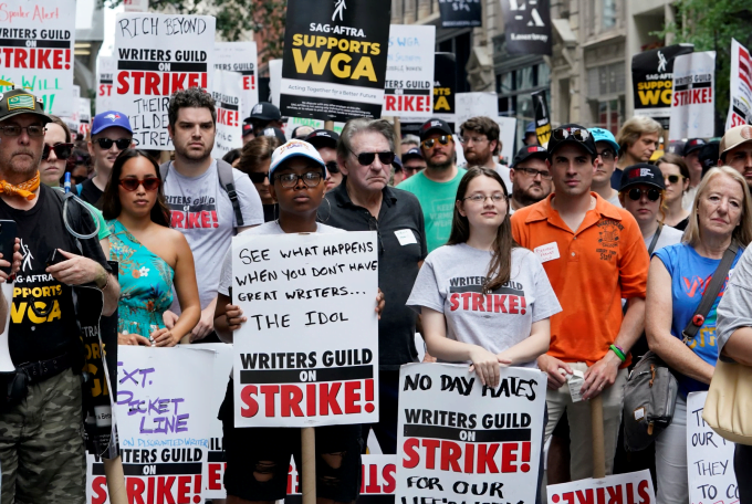 Actors, writers, screenwriters... protested in front of Warner Bros headquarters on July 13 about salary reduction and the threat caused by artificial intelligence. Photo: AFP