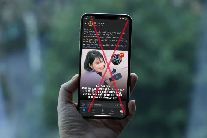 Hàng loạt lừa đảo trực tuyến nhiều người mắc phải trong năm thứ 3 Advertising discounted headphones on a fake Facebook page, Photo: Khuong Nha