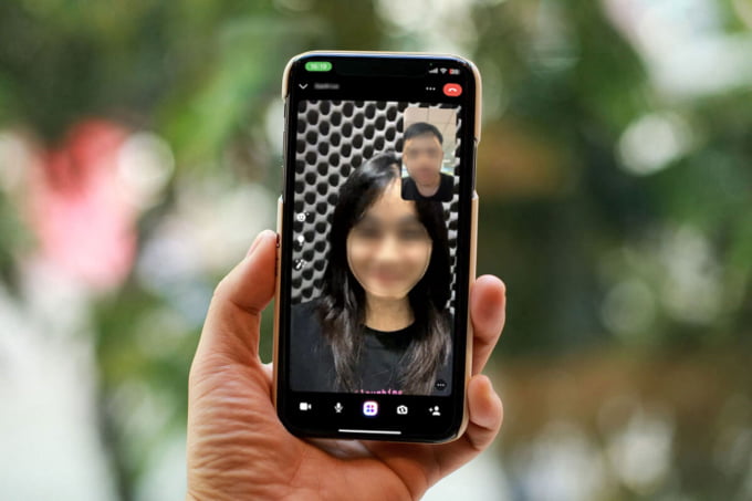 A person is receiving a video call on the phone. Photo: Khuong Nha