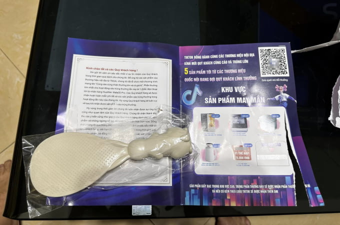 The gift includes a spoon and a piece of paper containing the winning notice. Photo: Huy Dac