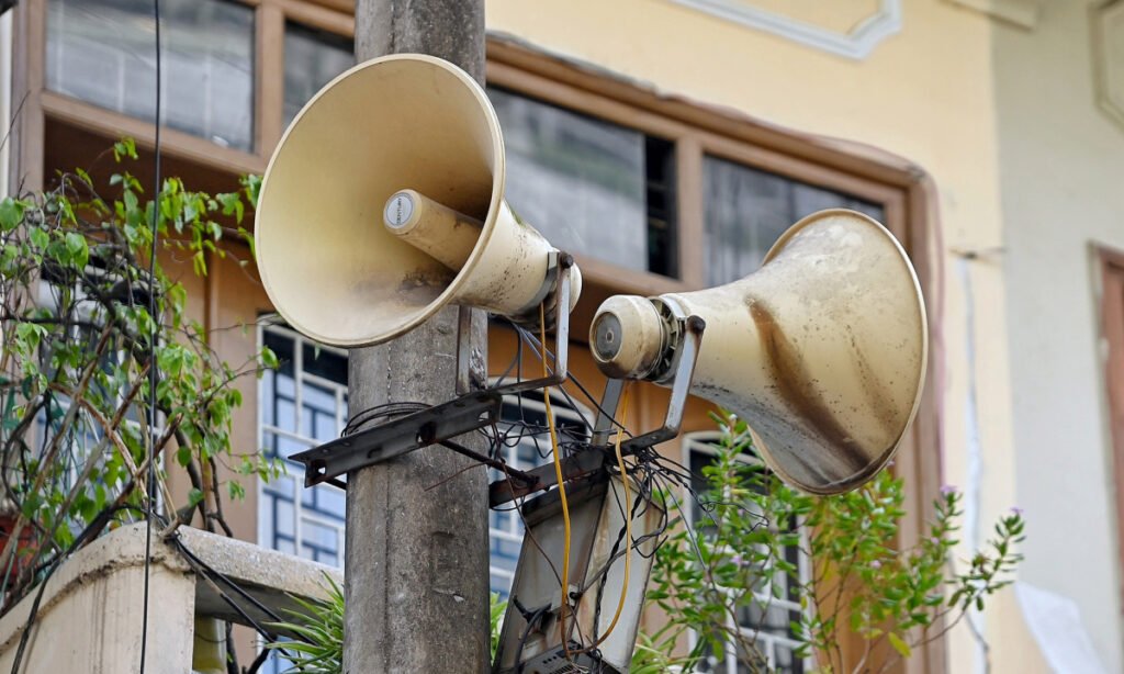 use local loudspeakers to propagate against online fraud 6600fe4606bdb | Dang Ngoc Duy