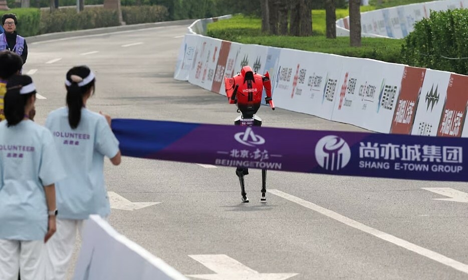 chinese humanoid robot surpasses marathon champions record 69e5ab0bbd71b | Dang Ngoc Duy