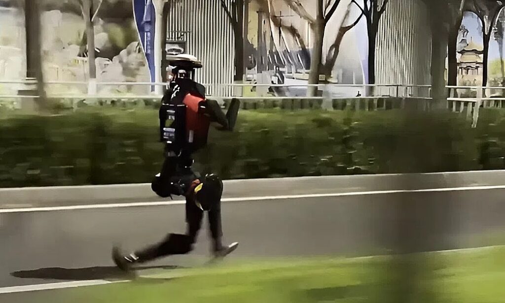 over 300 humanoid robots compete in a half marathon in china 69e5ac0fb862a | Dang Ngoc Duy