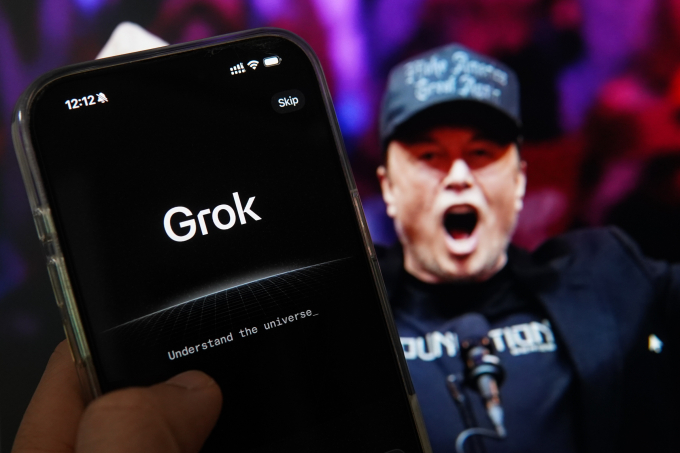 The Grok AI app interface next to an image of Elon Musk. Photo: Luu Quy