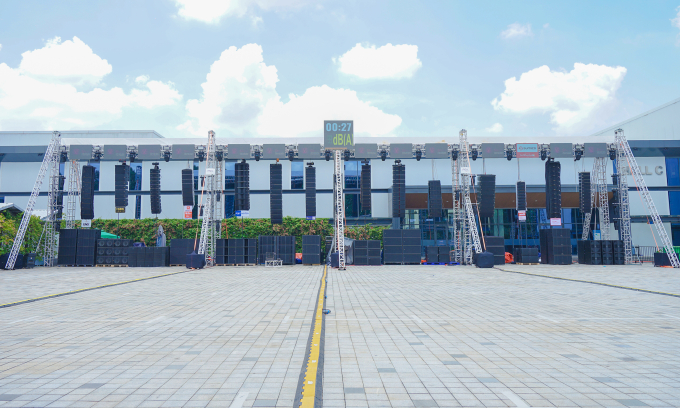 Line-array speakers remain a highlight of Plase Shows, but this year the number has increased from 7 to 14. Among them, the FBT MYRA system is making its debut in Vietnam, priced at 199 million VND per speaker module (10 modules) and 150 million VND for the subwoofer, bringing the total value of the line-array to over two billion VND.