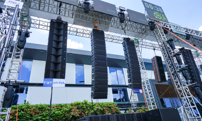 The event also featured the NT206L from EAW – a brand from North America, the birthplace of the first line array speaker system over 40 years ago. The system consists of 10 modules, each costing approximately 100 million VND, and combined with a subwoofer, the total value exceeds 1.5 billion VND. In addition, several other line arrays also made an impression, such as the Avanda system, which combines 5200 W power with a high-precision 96 kHz FIR filter.