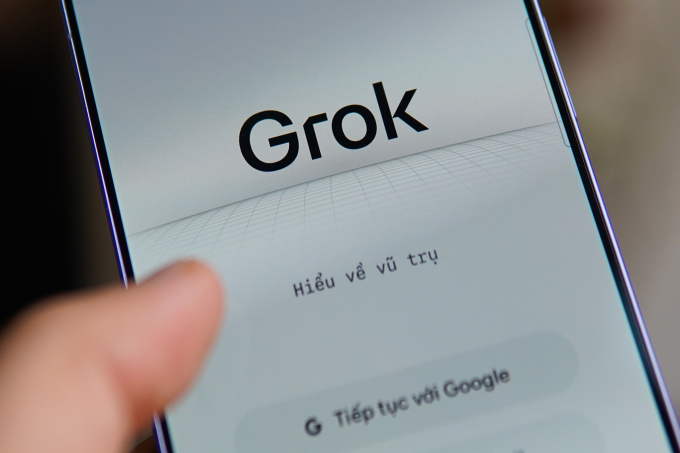 Logos of Grok AI applications on mobile phones, March 2025. Photo: Luu Quy