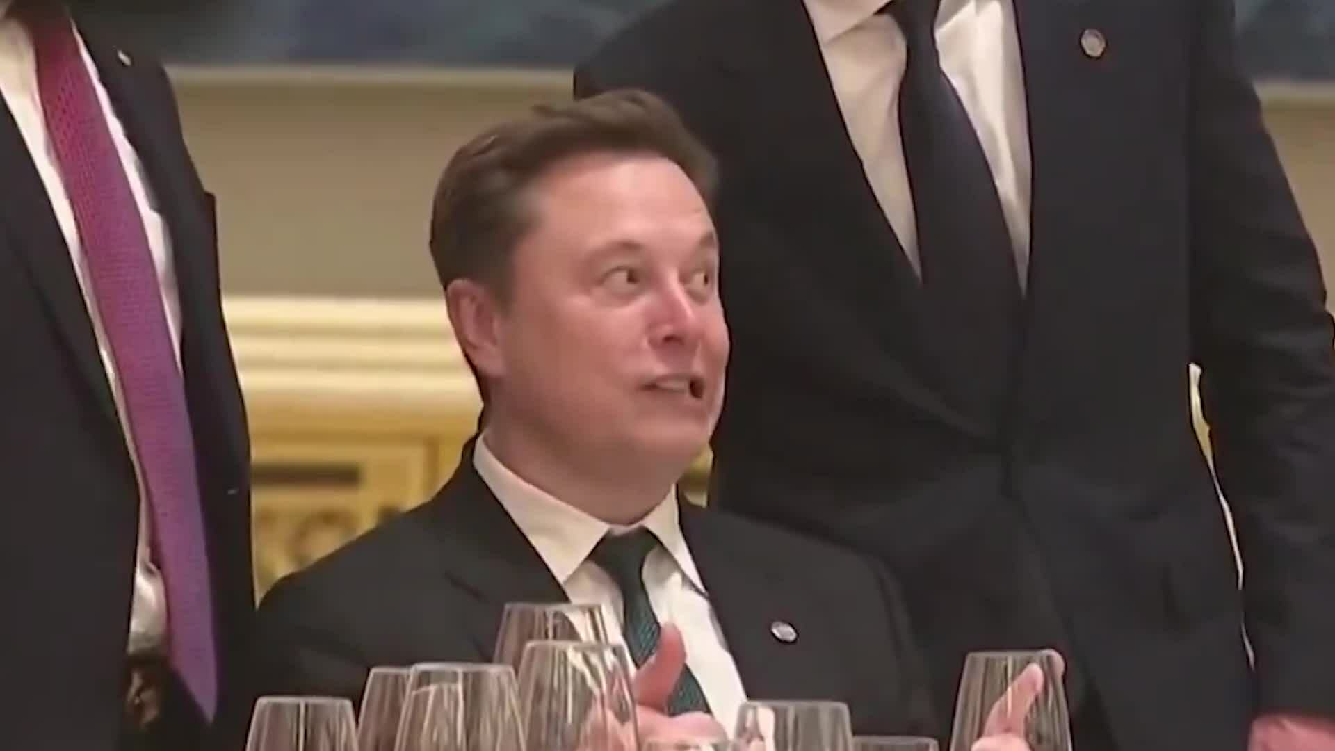 Sensational images of Musk during his visit to China.