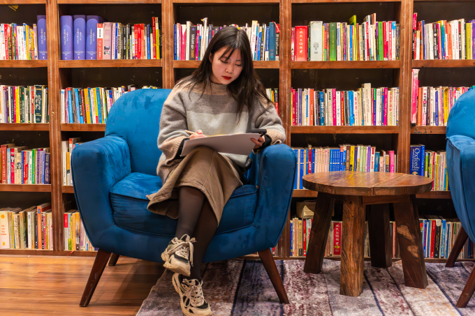 Young people read books at a cafe in Hanoi. Photo: Hoang Giang